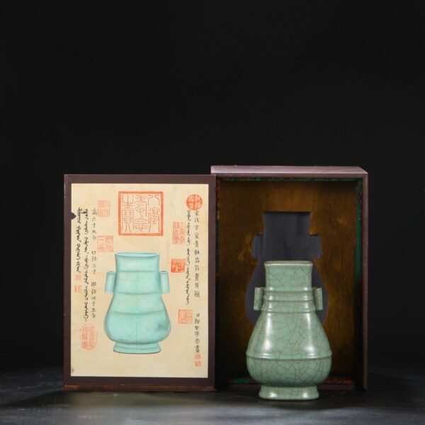 Old collection of Southern Song Dynasty official kiln green glaze imperial palace Guan Er bottle