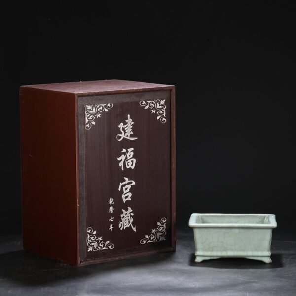 Old collection of Southern Song Dynasty official kiln green glaze square basin "Qianlong imperial title"