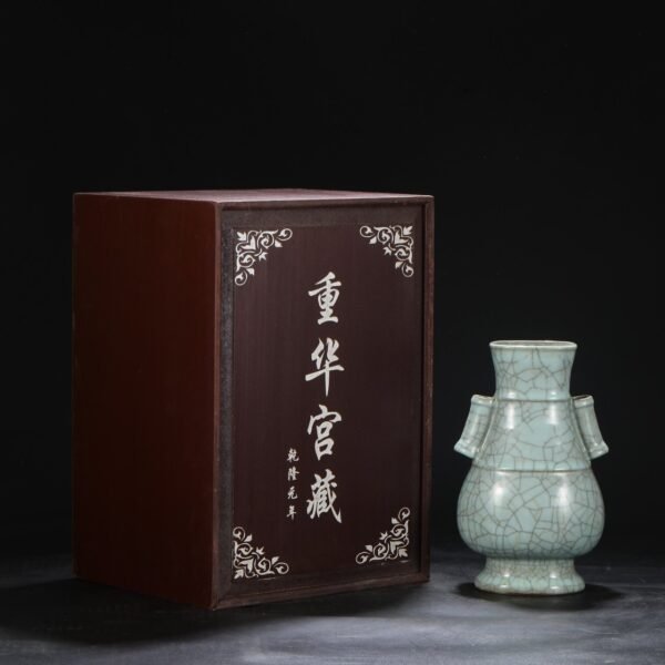 Old collection of Southern Song Dynasty official kiln green glaze imperial palace Guan Er bottle "Yujinyuan"