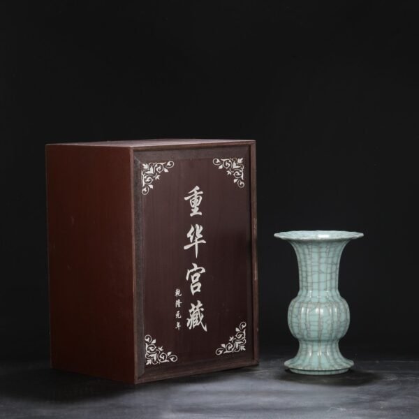 Old collection of Southern Song Dynasty official kiln green glaze melon-shaped flower solitary "Qianlong imperial title"