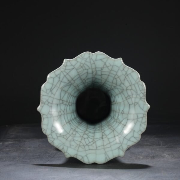 Old collection of Southern Song Dynasty official kiln green glaze melon-shaped flower solitary "Qianlong imperial title" - Image 6