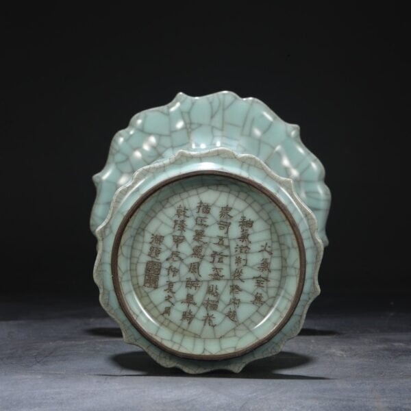 Old collection of Southern Song Dynasty official kiln green glaze melon-shaped flower solitary "Qianlong imperial title" - Image 9