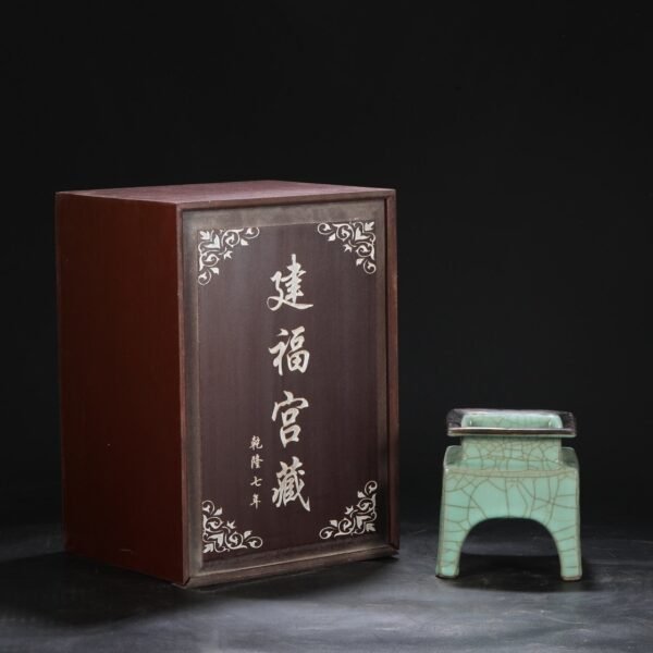 An old collection of Southern Song Dynasty official kiln green glaze silver mouth palace sacrificial ritual vessel square tripod furnace "Qianlong imperial title"