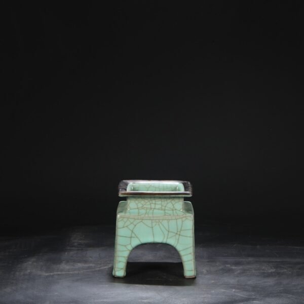 An old collection of Southern Song Dynasty official kiln green glaze silver mouth palace sacrificial ritual vessel square tripod furnace "Qianlong imperial title" - Image 2