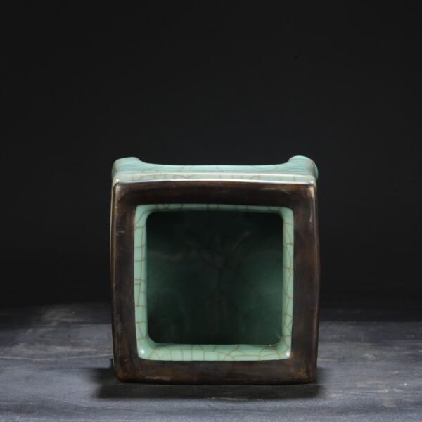 An old collection of Southern Song Dynasty official kiln green glaze silver mouth palace sacrificial ritual vessel square tripod furnace "Qianlong imperial title" - Image 3