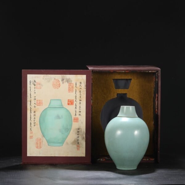 A large plum vase with a lid and a celadon glaze from the Ru kiln of the Northern Song Dynasty, inscribed with the title of Emperor Qianlong. - Image 2
