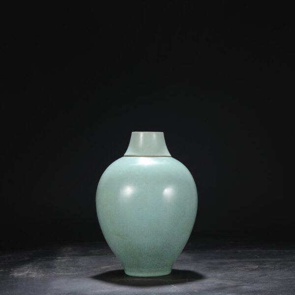 A large plum vase with a lid and a celadon glaze from the Ru kiln of the Northern Song Dynasty, inscribed with the title of Emperor Qianlong. - Image 3