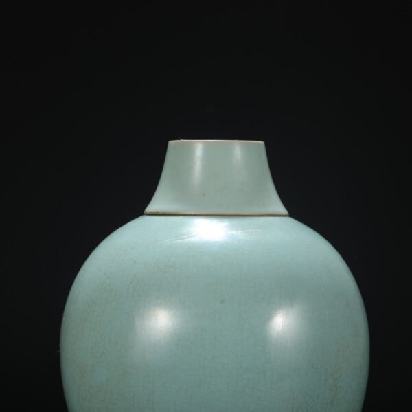 A large plum vase with a lid and a celadon glaze from the Ru kiln of the Northern Song Dynasty, inscribed with the title of Emperor Qianlong. - Image 4