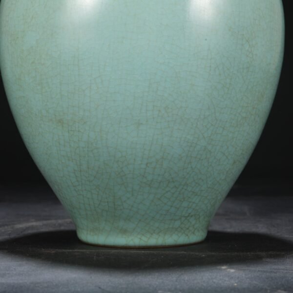 A large plum vase with a lid and a celadon glaze from the Ru kiln of the Northern Song Dynasty, inscribed with the title of Emperor Qianlong. - Image 5