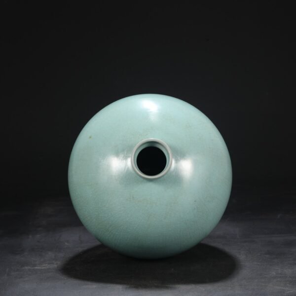 A large plum vase with a lid and a celadon glaze from the Ru kiln of the Northern Song Dynasty, inscribed with the title of Emperor Qianlong. - Image 6