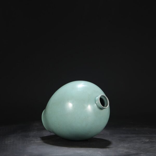 A large plum vase with a lid and a celadon glaze from the Ru kiln of the Northern Song Dynasty, inscribed with the title of Emperor Qianlong. - Image 7