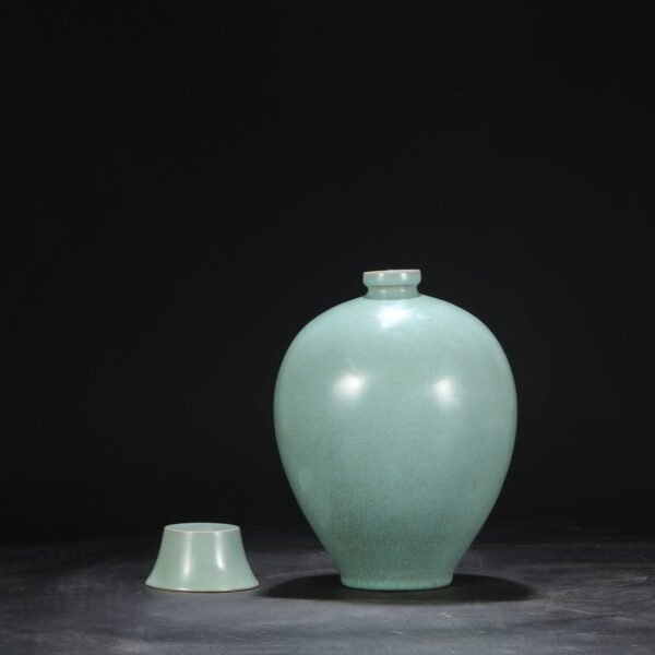 A large plum vase with a lid and a celadon glaze from the Ru kiln of the Northern Song Dynasty, inscribed with the title of Emperor Qianlong. - Image 8