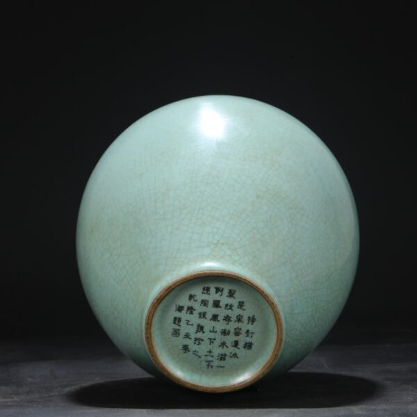 A large plum vase with a lid and a celadon glaze from the Ru kiln of the Northern Song Dynasty, inscribed with the title of Emperor Qianlong. - Image 9