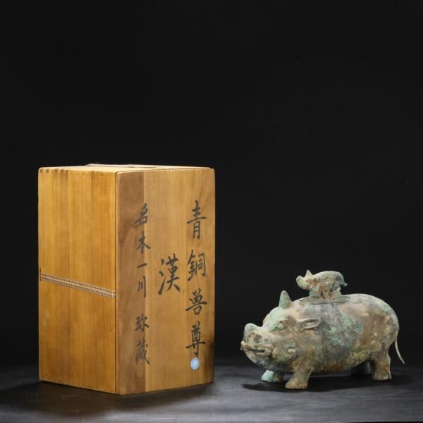 The size of the bronze beast statue of the Han Dynasty in the old collection