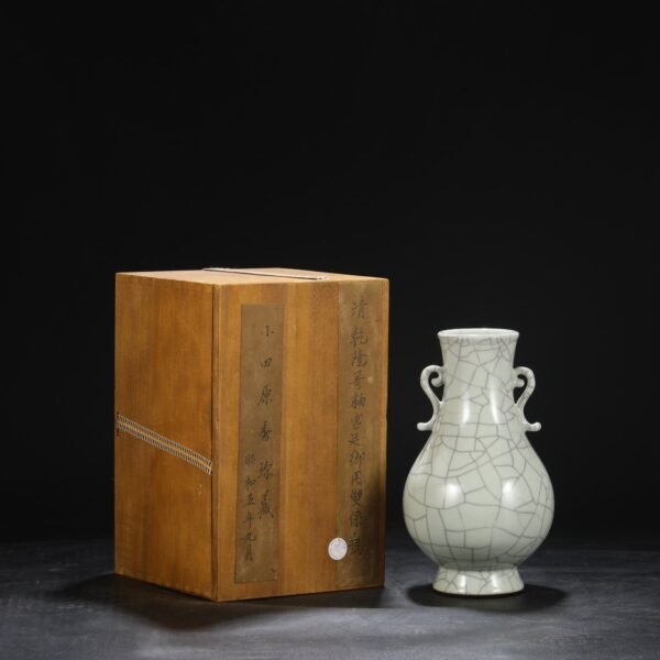 Old collection of Qing Dynasty Qianlong Ge glaze imperial court double-cord vase