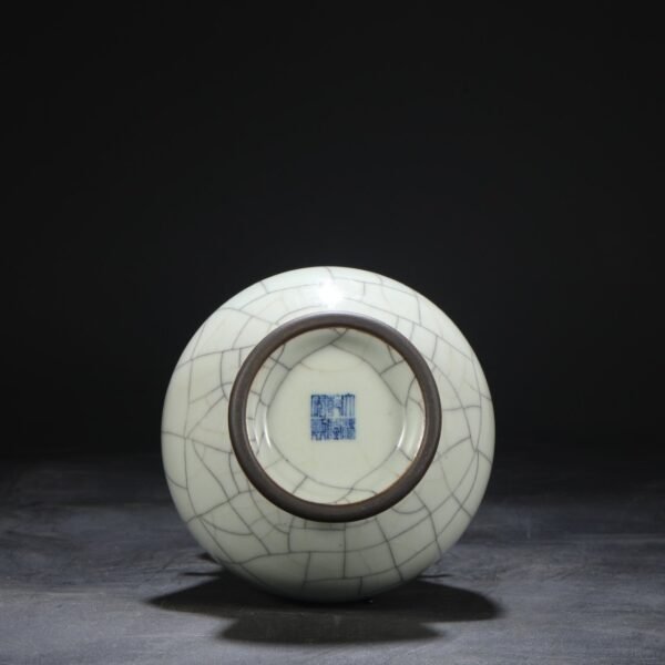 Old collection of Qing Dynasty Qianlong Ge glaze imperial court double-cord vase - Image 7