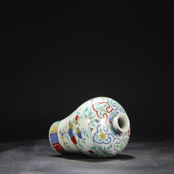 Old collection of Ming Chenghua Doucai branch three-color pattern plum vase - Image 3
