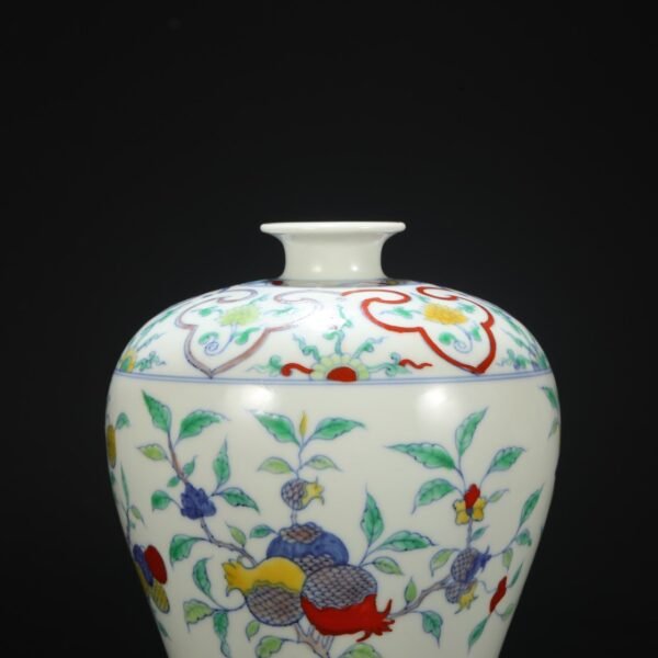 Old collection of Ming Chenghua Doucai branch three-color pattern plum vase - Image 5