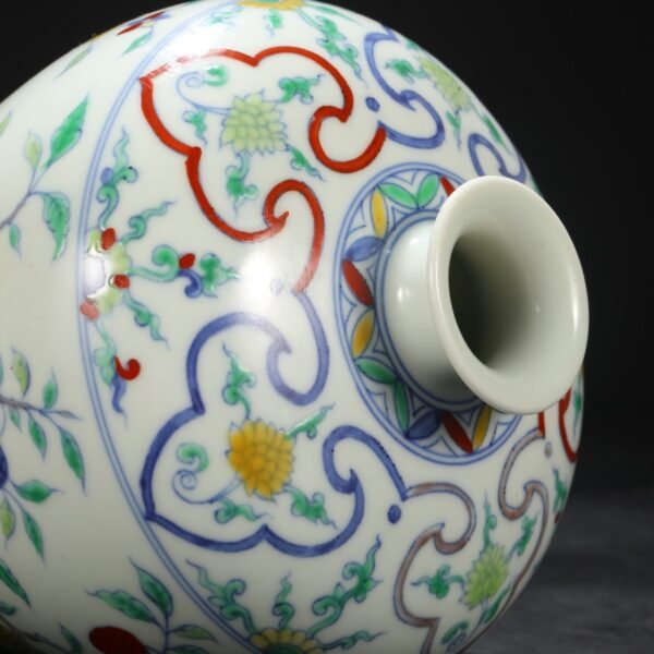 Old collection of Ming Chenghua Doucai branch three-color pattern plum vase - Image 7