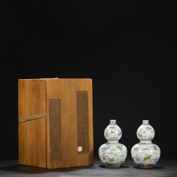 A pair of Ming Chenghua Doucai gourd bottles with cloud and crane patterns, old collection.