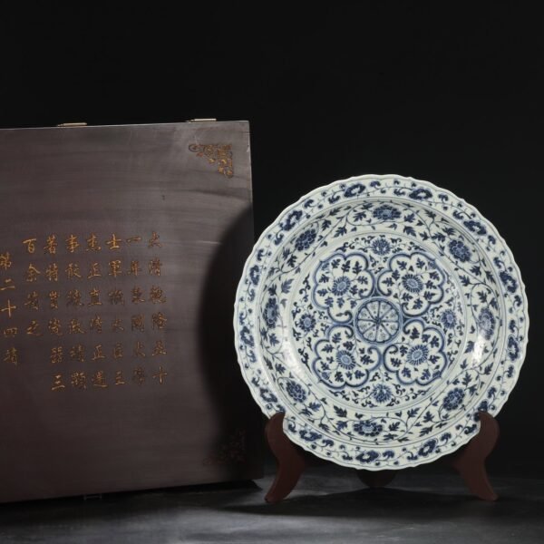 A large plate with blue and white coiled flower pattern from the Hongwu period of the Ming Dynasty.