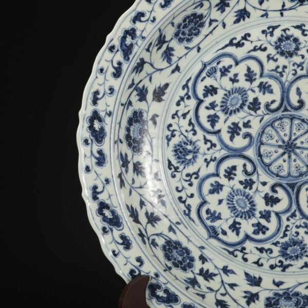 A large plate with blue and white coiled flower pattern from the Hongwu period of the Ming Dynasty. - Image 2
