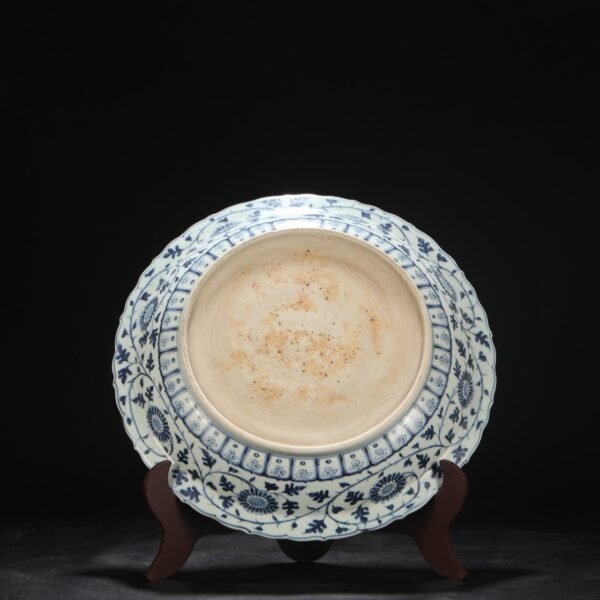 A large plate with blue and white coiled flower pattern from the Hongwu period of the Ming Dynasty. - Image 3