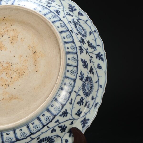 A large plate with blue and white coiled flower pattern from the Hongwu period of the Ming Dynasty. - Image 4