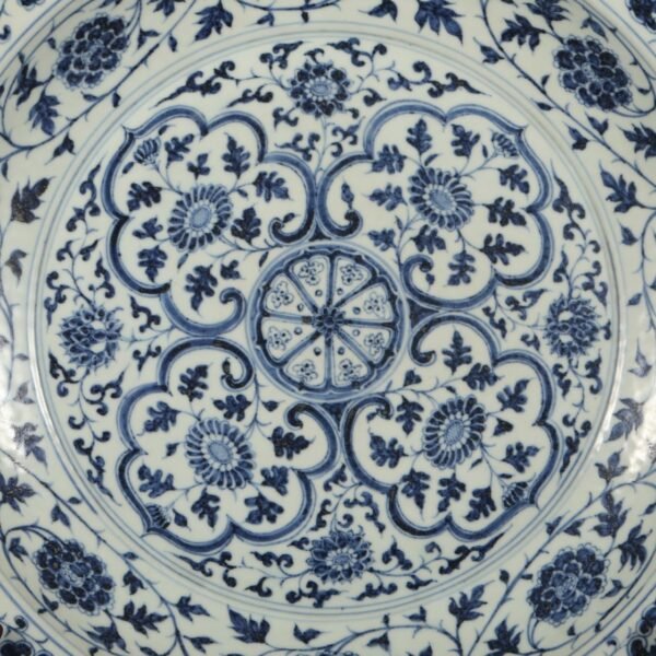 A large plate with blue and white coiled flower pattern from the Hongwu period of the Ming Dynasty. - Image 5