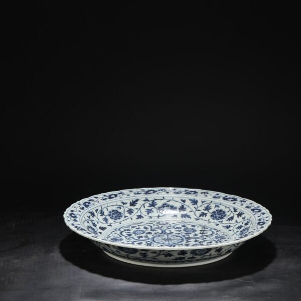 A large plate with blue and white coiled flower pattern from the Hongwu period of the Ming Dynasty. - Image 6