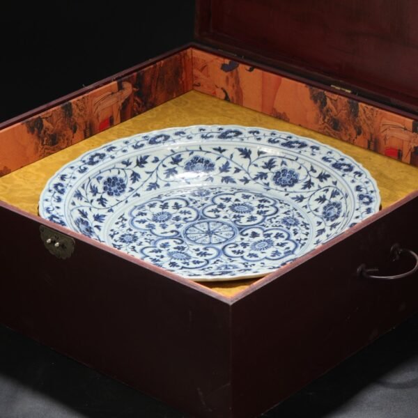 A large plate with blue and white coiled flower pattern from the Hongwu period of the Ming Dynasty. - Image 8
