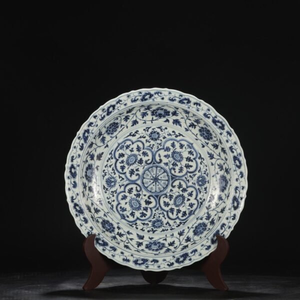 A large plate with blue and white coiled flower pattern from the Hongwu period of the Ming Dynasty. - Image 9
