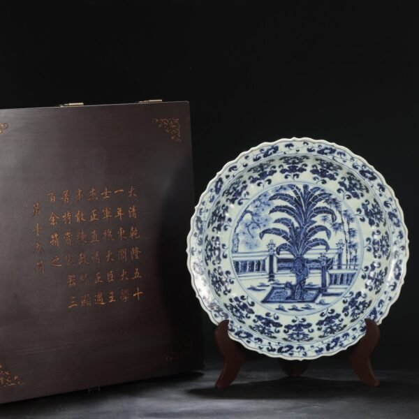 A large plate with blue and white pine, bamboo, rock, banana, and flower patterns from the Hongwu period of the Ming Dynasty.