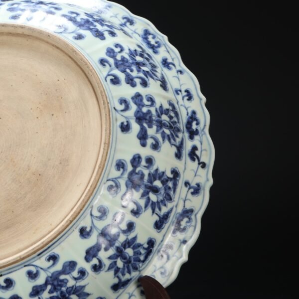 A large plate with blue and white pine, bamboo, rock, banana, and flower patterns from the Hongwu period of the Ming Dynasty. - Image 2