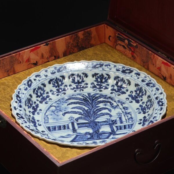 A large plate with blue and white pine, bamboo, rock, banana, and flower patterns from the Hongwu period of the Ming Dynasty. - Image 4