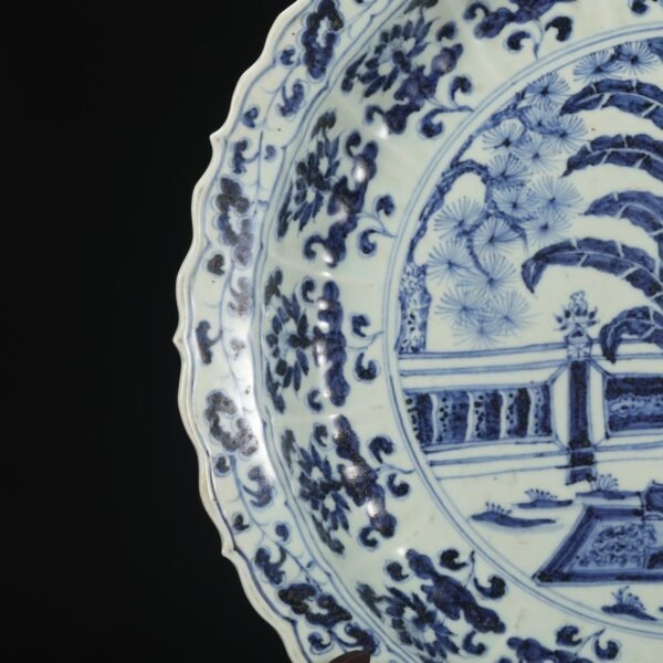 A large plate with blue and white pine, bamboo, rock, banana, and flower patterns from the Hongwu period of the Ming Dynasty. - Image 5