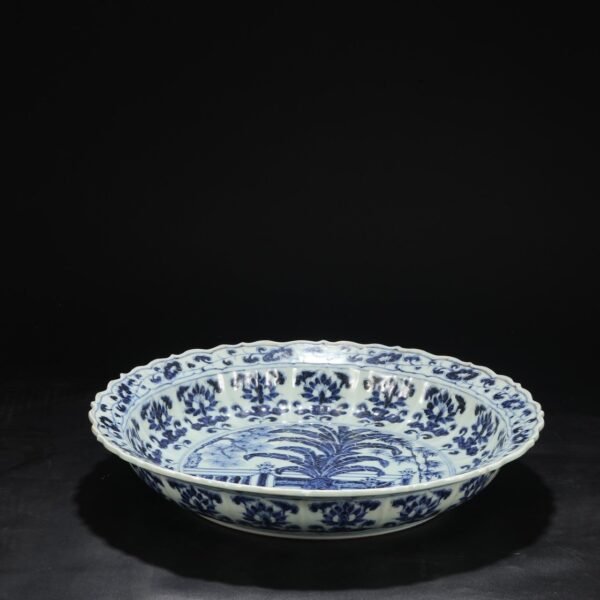 A large plate with blue and white pine, bamboo, rock, banana, and flower patterns from the Hongwu period of the Ming Dynasty. - Image 6