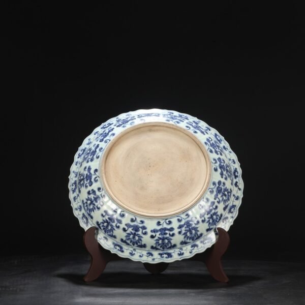 A large plate with blue and white pine, bamboo, rock, banana, and flower patterns from the Hongwu period of the Ming Dynasty. - Image 7