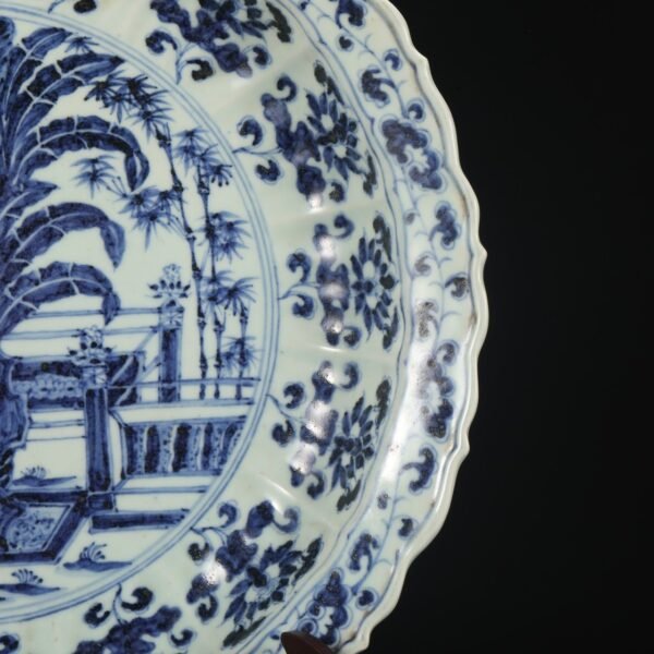 A large plate with blue and white pine, bamboo, rock, banana, and flower patterns from the Hongwu period of the Ming Dynasty. - Image 8