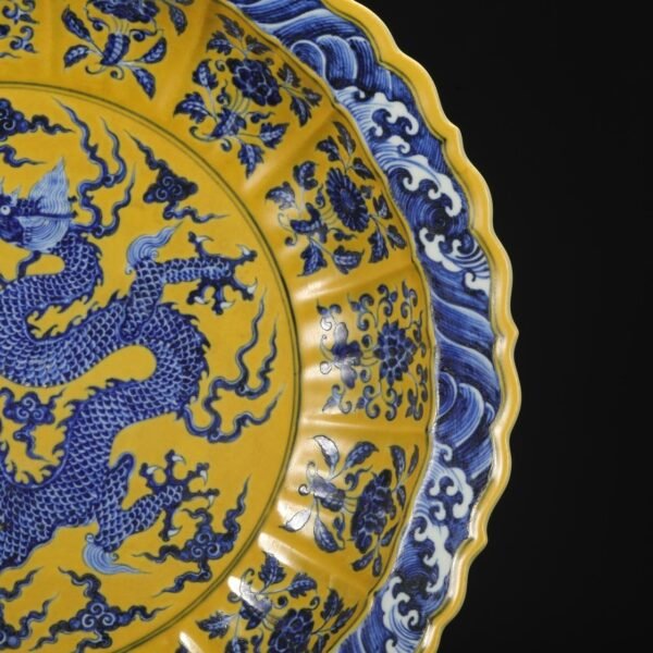 Old Collection Ming Dynasty Xuande Yellow Ground Blue and White Sea Dragon Pattern Melon Ridge Large Plate - Image 2