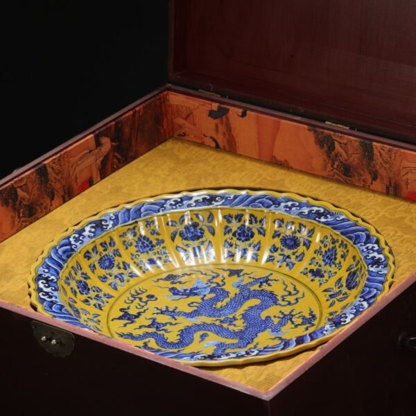 Old Collection Ming Dynasty Xuande Yellow Ground Blue and White Sea Dragon Pattern Melon Ridge Large Plate - Image 3