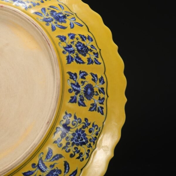 Old Collection Ming Dynasty Xuande Yellow Ground Blue and White Sea Dragon Pattern Melon Ridge Large Plate - Image 4