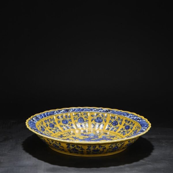 Old Collection Ming Dynasty Xuande Yellow Ground Blue and White Sea Dragon Pattern Melon Ridge Large Plate - Image 5