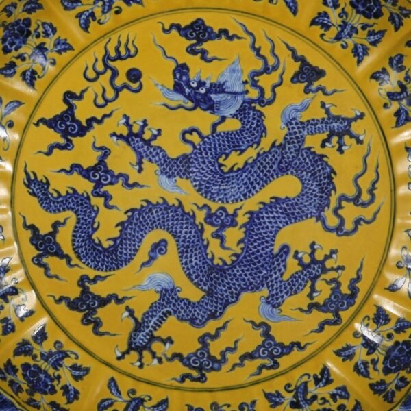 Old Collection Ming Dynasty Xuande Yellow Ground Blue and White Sea Dragon Pattern Melon Ridge Large Plate - Image 7