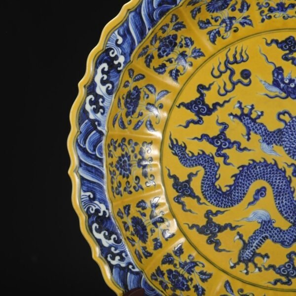 Old Collection Ming Dynasty Xuande Yellow Ground Blue and White Sea Dragon Pattern Melon Ridge Large Plate - Image 8