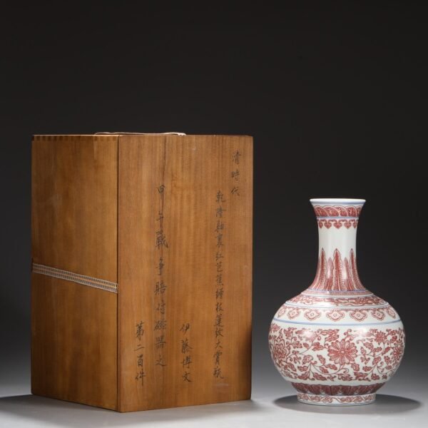 Old collection of Qing Dynasty Qianlong underglaze red banana and lotus pattern large appreciation vase
