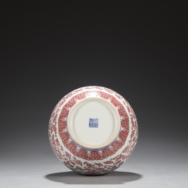 Old collection of Qing Dynasty Qianlong underglaze red banana and lotus pattern large appreciation vase - Image 3