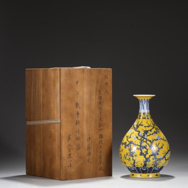 Old collection of Ming Dynasty Xuande blue and white yellow ground blue and white pine, bamboo and plum pattern large jade pot spring vase