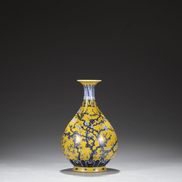 Old collection of Ming Dynasty Xuande blue and white yellow ground blue and white pine, bamboo and plum pattern large jade pot spring vase - Image 2