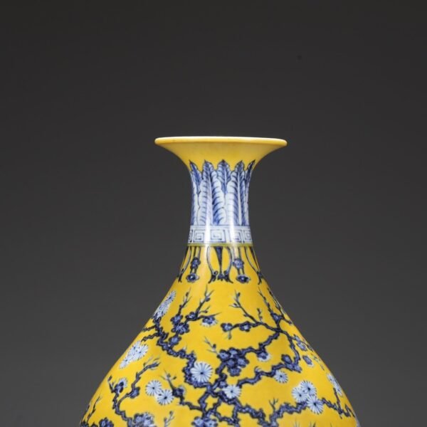 Old collection of Ming Dynasty Xuande blue and white yellow ground blue and white pine, bamboo and plum pattern large jade pot spring vase - Image 3
